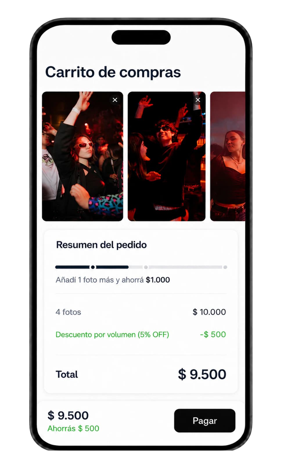 Comprador revisa el carrito y paga en un teléfono